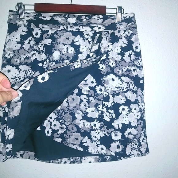 Banana Republic Dresses & Skirts - Banana Republic 8 Faux Wrap Lined Mini Skirt in Navy Gray Floral